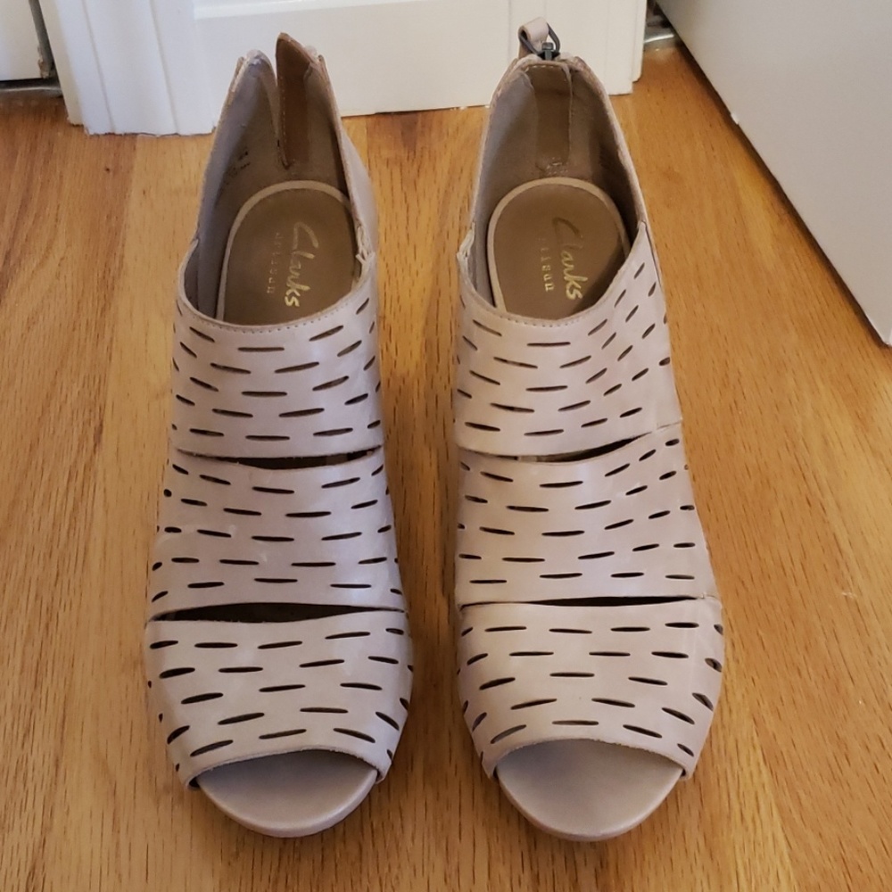 leather peep toe shoe